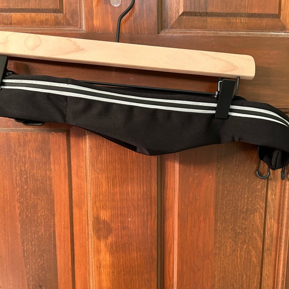 BELKIN Reflective stripe adjustable Fitness bag. Has a pouch for phone. - Picture 4 of 5